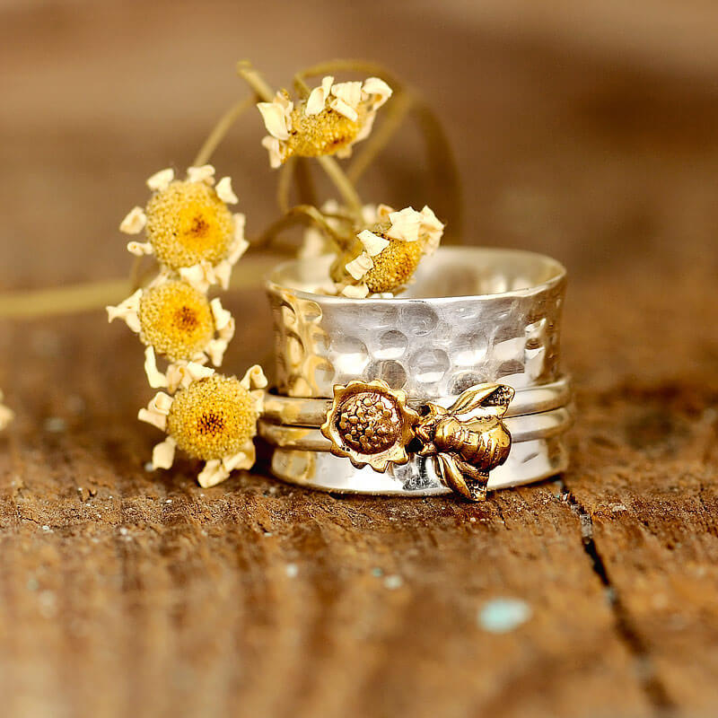 Minimalist Personalized Two-Tone Rotatable Bee And Flower Ring