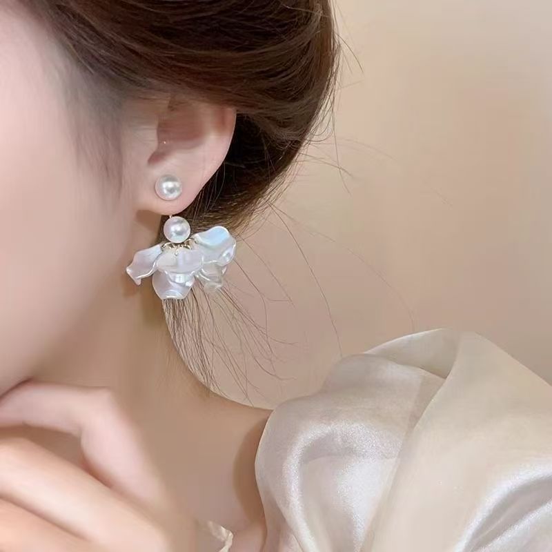 2026 New Exquisite White Pearl Petal Earrings For Women, French Style, Elegant & Unique Design Stud Earrings